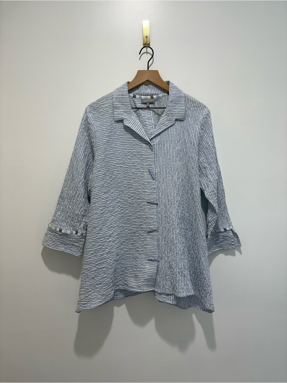 Habitat Women’s Button Front Crinkle Knit Top - Picture 3 of 6